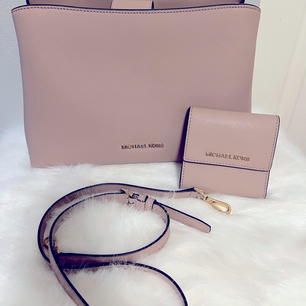 Michael Kors Muave purse barely use with two handles to switch out